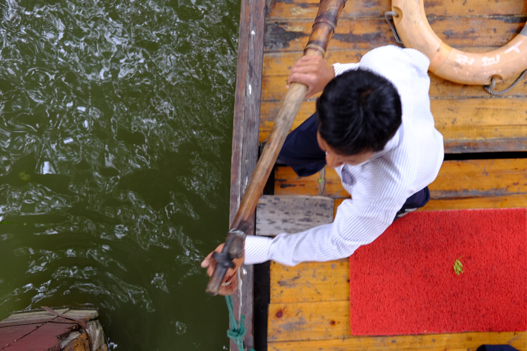 Een persoon in een boot, van bovenaf gefotografeerd