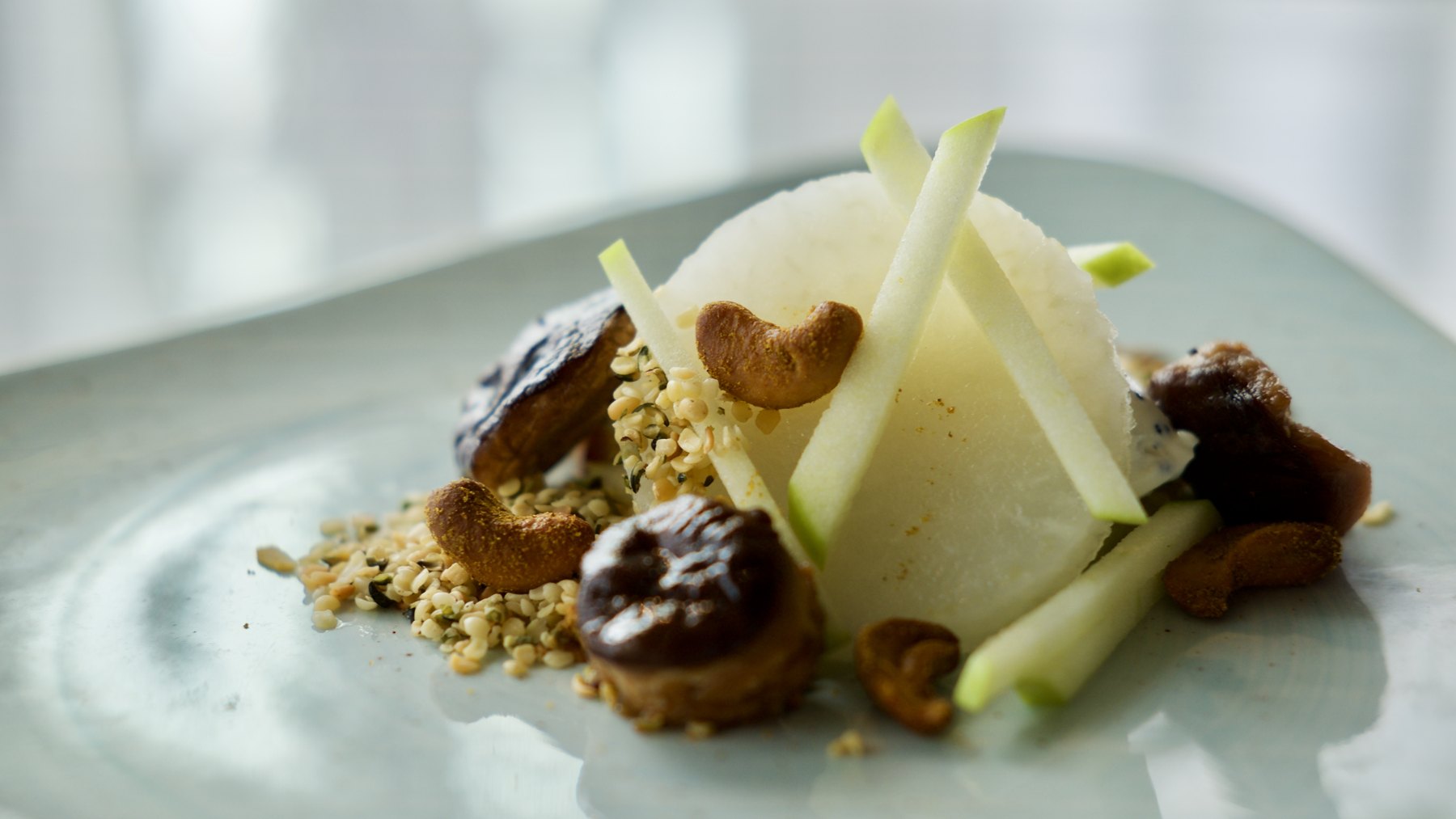 Dessert met een lichte crème en knapperige garnering