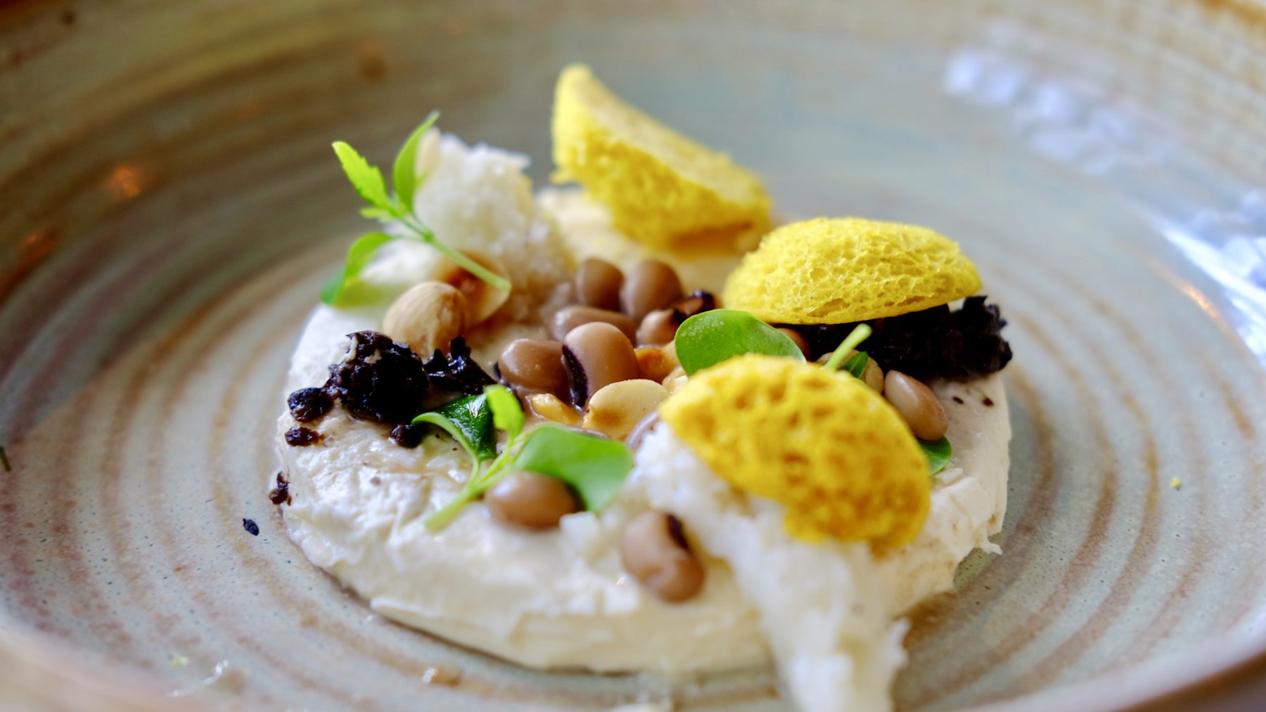 Gerecht met gele bloemen op een licht bord