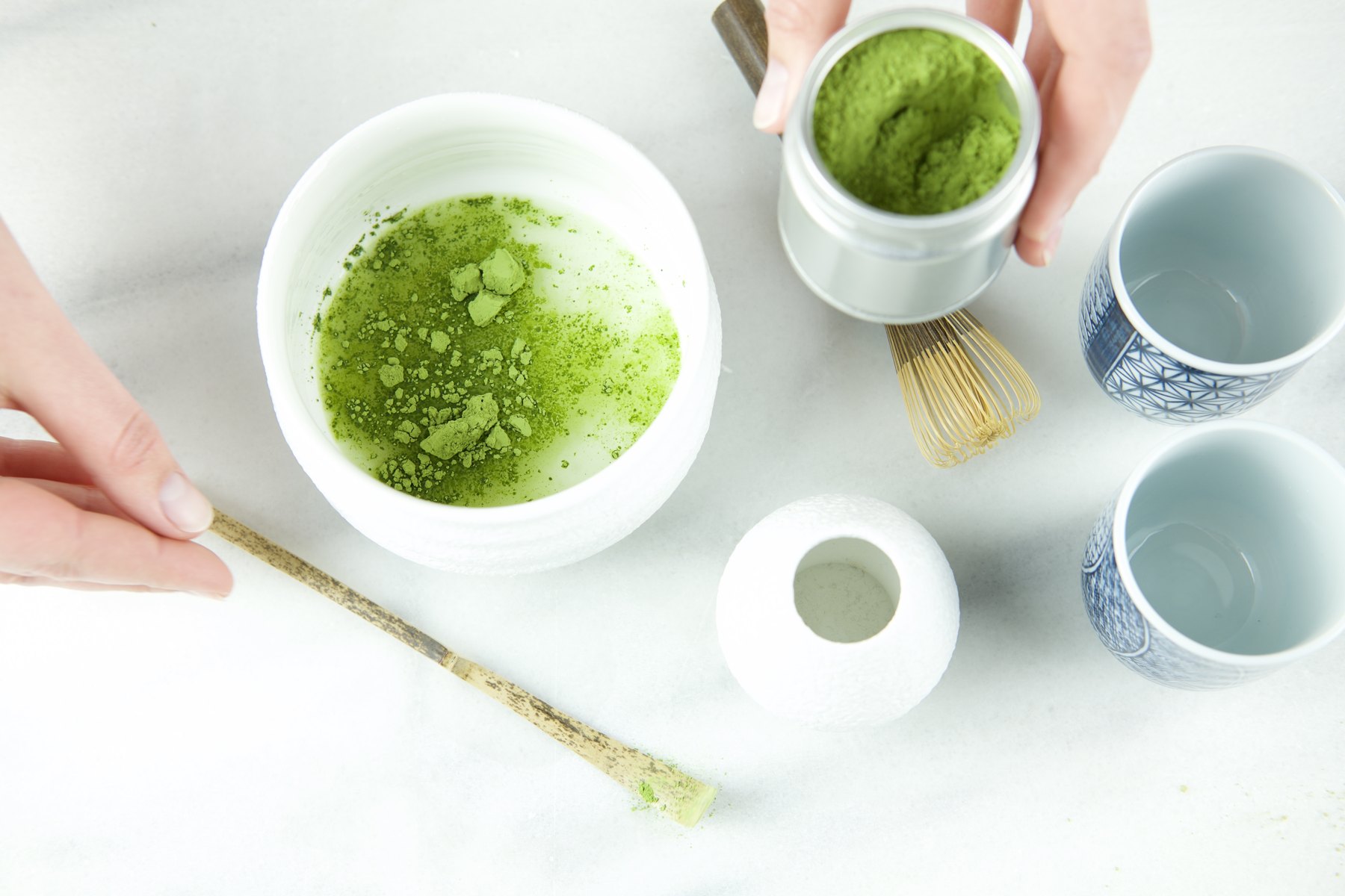 Matcha bereiden met kommen en een bamboeklopper