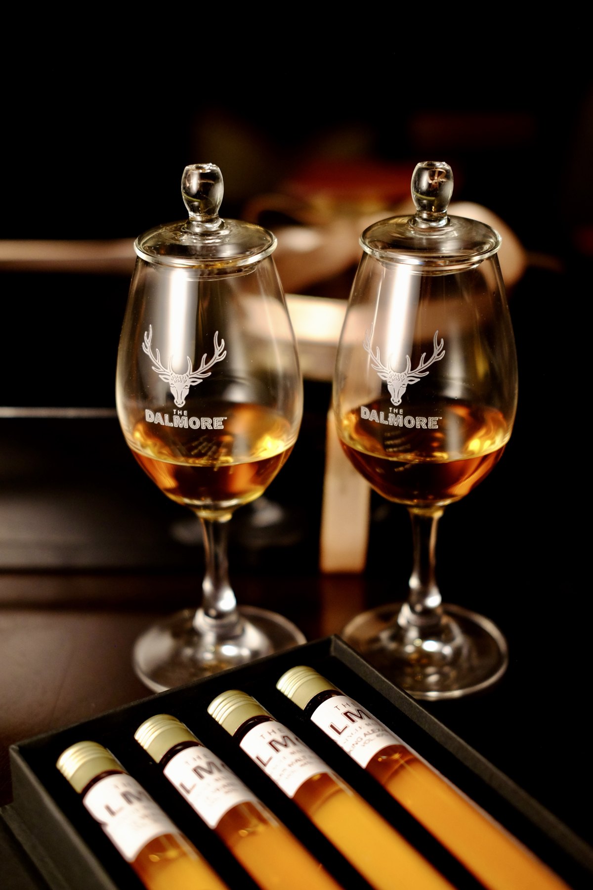 Twee glazen whisky in warm licht
